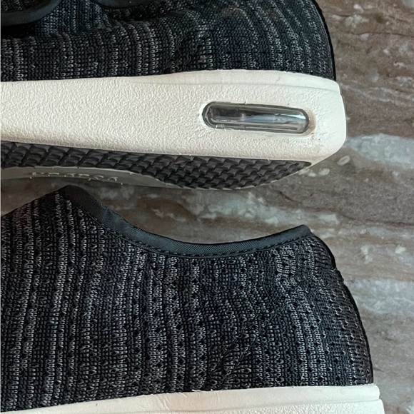 Brand new never worn women's Velcro shoes Size 7. Perfect for swollen feet. - Picture 7 of 9